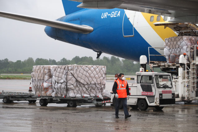 200420 - AEREO CARGO CON MASCHERINE ANTI CORONAVIRUS IMPORTATE DALLA MACRON aeroporto funaro